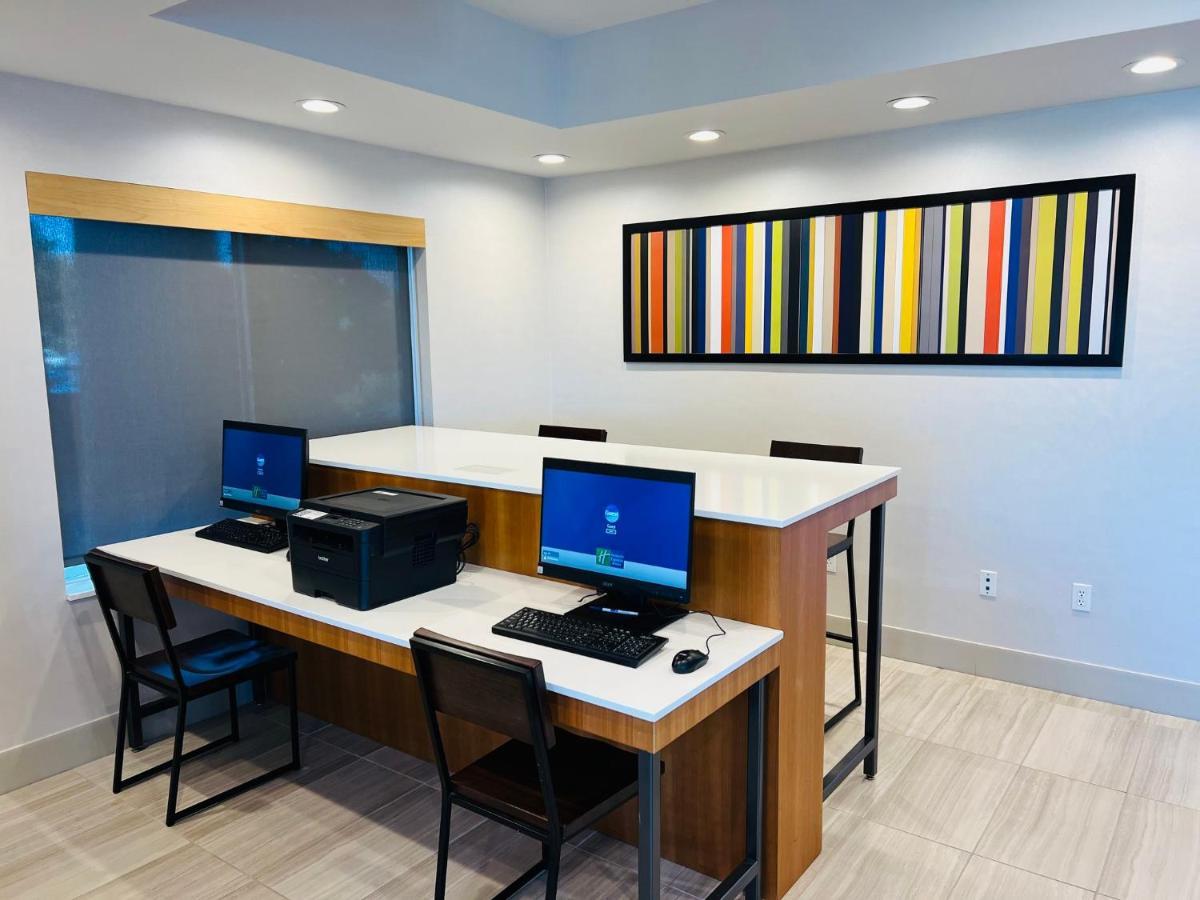 Holiday Inn Express & Suites Salinas By Ihg Exterior foto